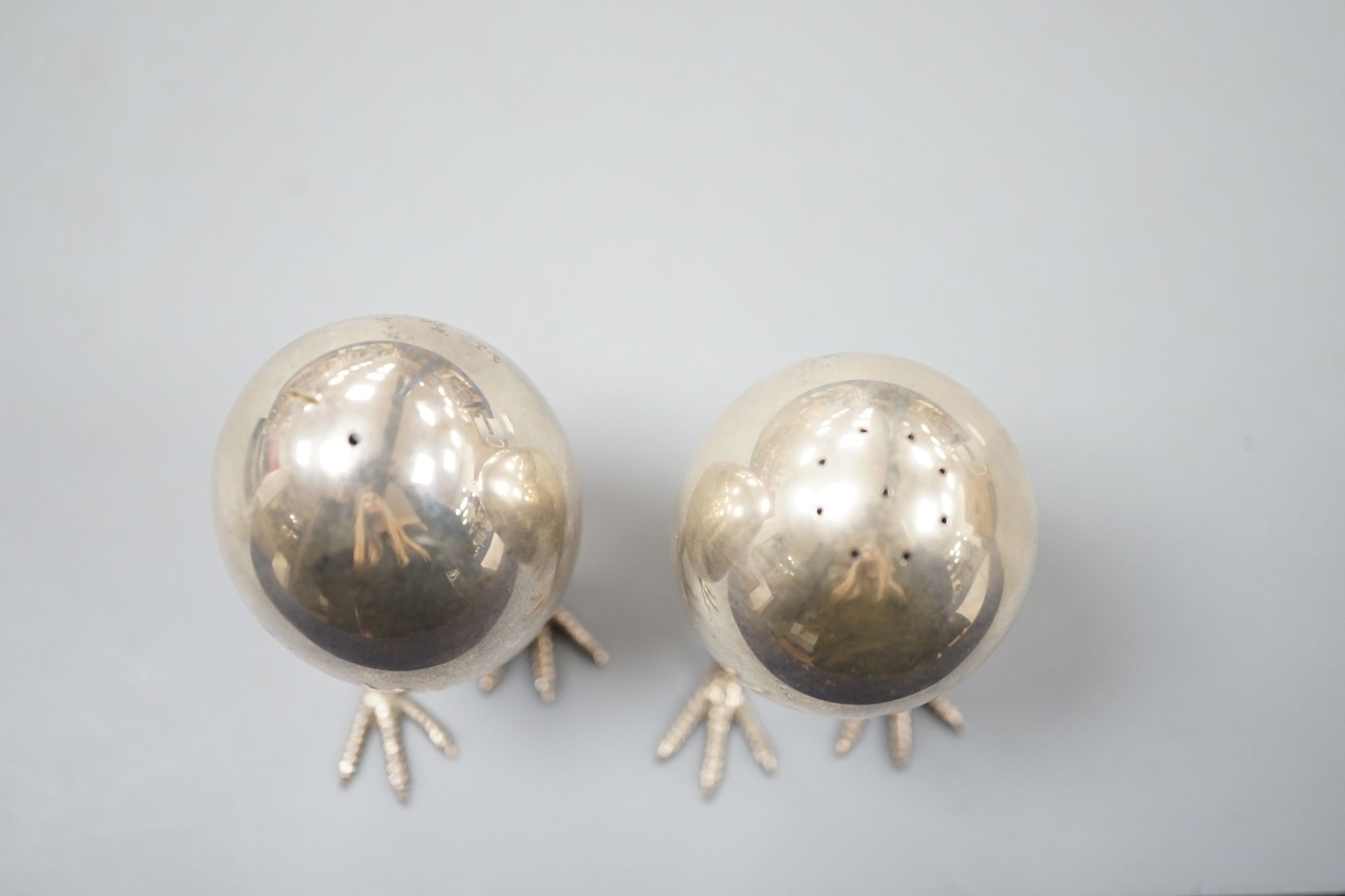 A pair of modern silver eggs on legs pepper and salt condiments, Francis Howard Ltd, London, 2015, 76mm, 124 grams.